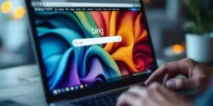 Käsi käyttää Bing-hakukonetta kannettavalla tietokoneella.